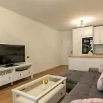 Modern Escape With Private Parking Daire Varna