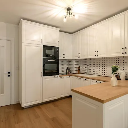 Modern Escape With Private Parking *