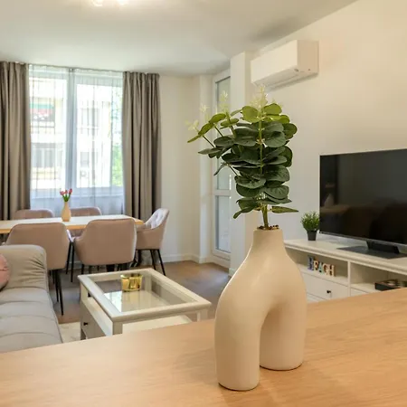 Modern Escape With Private Parking 아파트 바르나