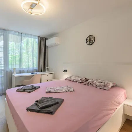 Modern Escape With Private Parking 아파트 *