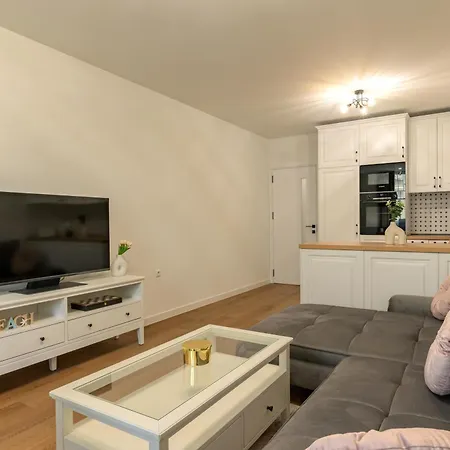 Modern Escape With Private Parking Apartment Warna