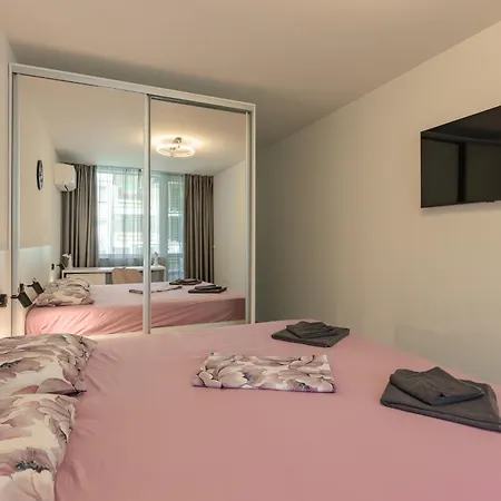 Modern Escape With Private Parking Warna