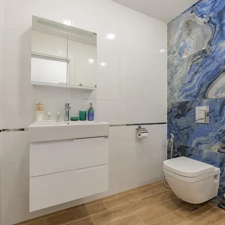 Modern Escape With Private Parking Apartment Warna