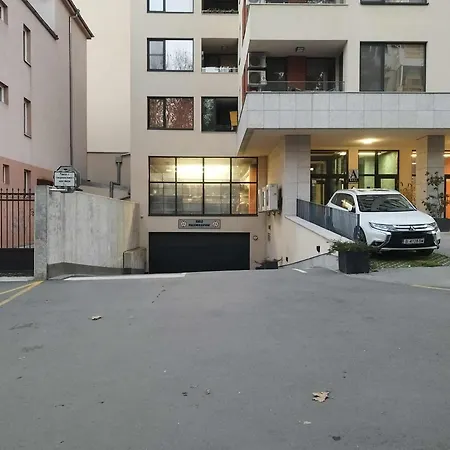 Modern Escape With Private Parking *